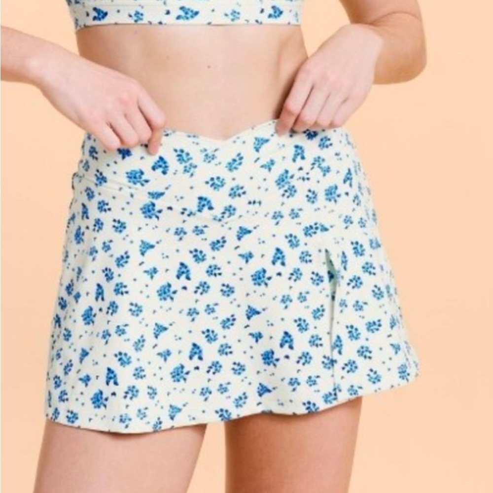 Blogilates Women's Criss
Cross Slit High-Rise Skort - Cream/Blue Floral 3X